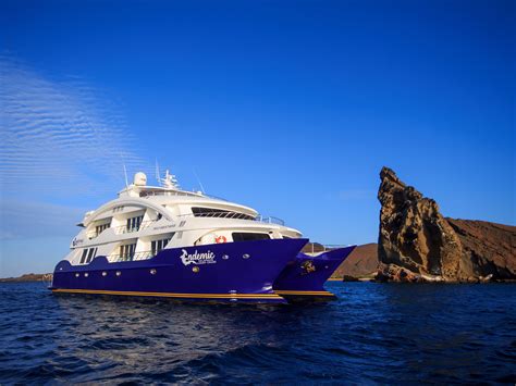 galapagos cruise trips